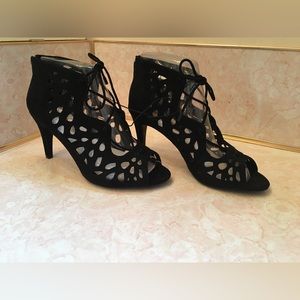 Sz 12 W black faux suede heels, new and never worn